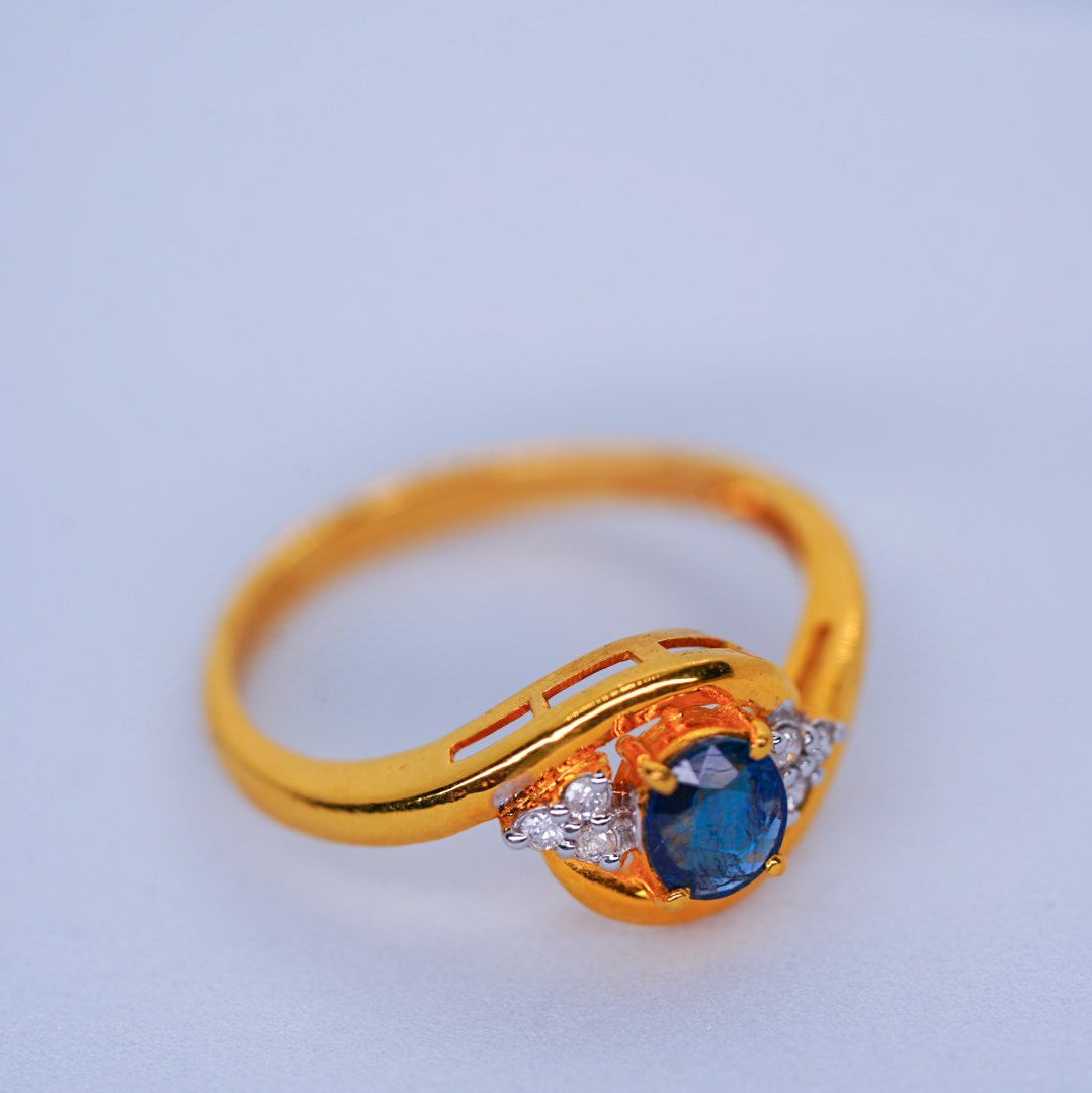 Natural Burmese Sapphire and Diamond 18K Yellow Gold ring